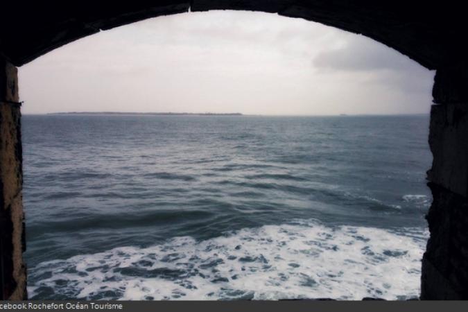 Fort Boyard 2014 : Vue de l'île d'Aix depuis une fenêtre du Fort Boyard (25/03/2014 - ROT)
