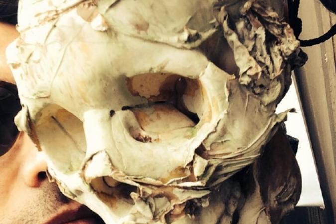 Fort Boyard 2014 : Willy sur le fort avec un squelette (22/05/2014 - W. Rovelli)