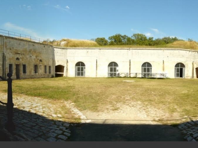 Vue générale de la cour intérieure du Fort Liédot