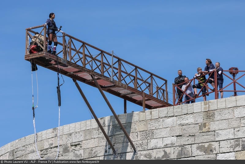 [Spoilers] Présentation > Fort Boyard 2022-01 - Centre de Conservation des Chimpanzés et Keep a Breast (02/07/2022) Fort-boyard-2022-officielle-equipe01-51