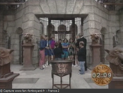 Fort Boyard 1992 : La porte de la Salle du Trésor et le chaudron devant