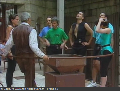 Fort Boyard 1993 : Lieu de la pesée, avec la balance au milieu