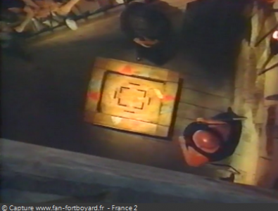 Fort Boyard 1994 : La table avec le rat et les portes colorées : rouges et noires