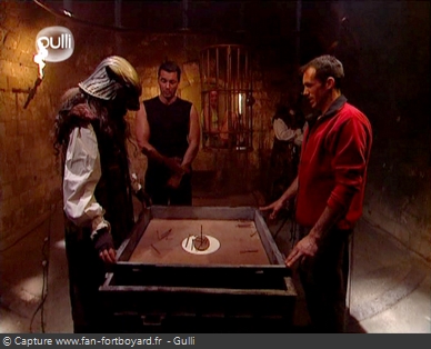 Fort Boyard 2004 : Le duel des Clous en équilibre face aux Maîtres. Le prisonnier assiste