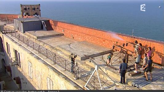 Fort Boyard 2010 : Etape 4 du Relais-arbalète : Les tirs à l'arbalète avec les candidats-tireur et serveur