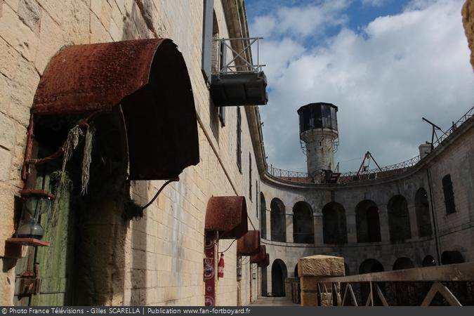Fort Boyard 2014 - La cour intérieure, les portes des cellules et la vigie