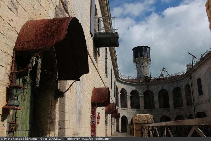 Fort Boyard 2014 - La cour intérieure, les portes des cellules et la vigie