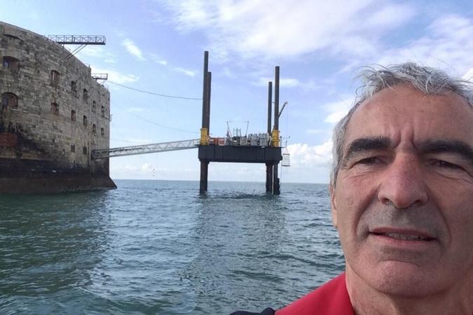 Fort Boyard 2014 : Raymond DOMENECH arrive à Fort Boyard (31/05/2014 - R. Domenech)