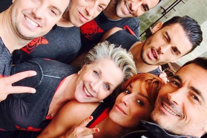 Fort Boyard 2014 : Fin de tournage du jour 1. Beaucoup de rires et d'émotion. Ici selfie Equipe 1 pour Le Refuge (26/05/2014 - O. Minne)