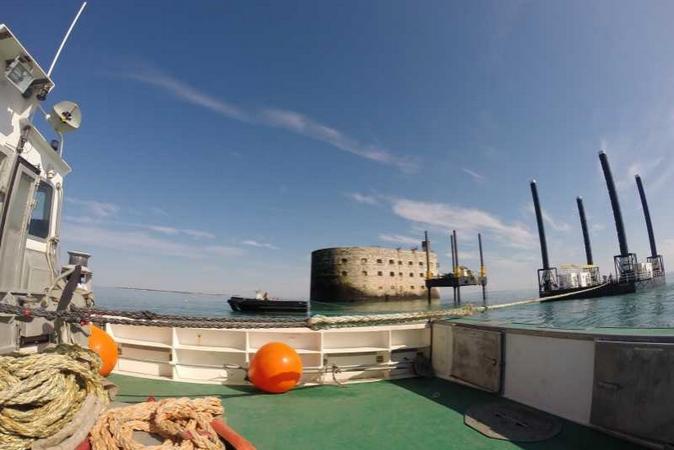 Fort Boyard 2015 - Changement de la plate-forme : Premières manoeuvres (15/03/2015)