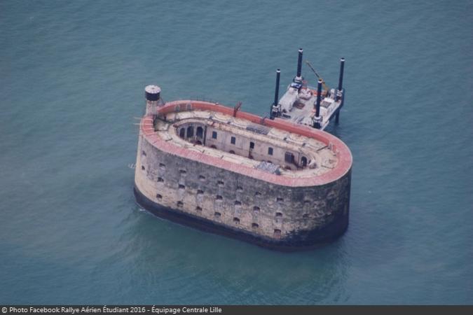 Fort Boyard 2016 - Première photo aérienne, avec un aperçu de travaux en cours dans le secteur de l'Antre du Père Fouras (13/04/2016)