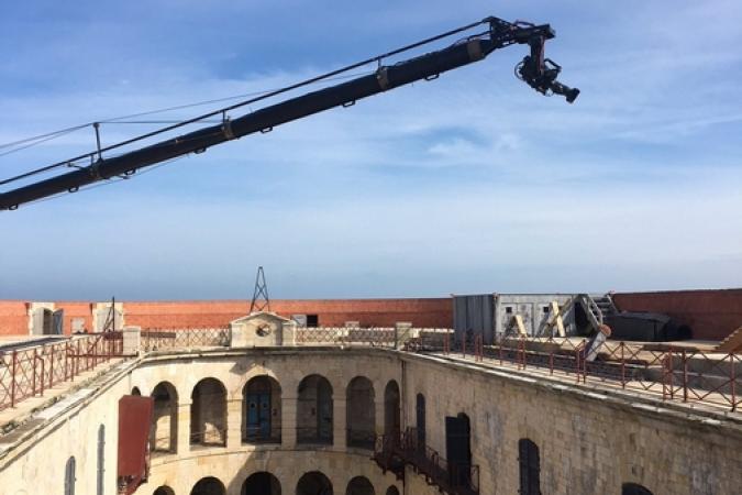 Fort Boyard 2016 - La caméra-grue surplombe la cour (01/06/2016)