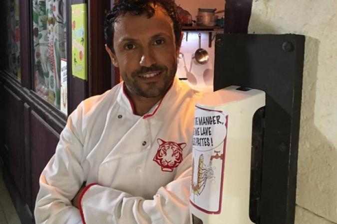 Fort Boyard 2016 - Willy Rovelli pose devant son restaurant (30/05/2016)