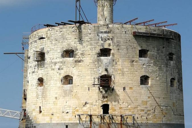 Fort Boyard 2018 - Installation d'une nouvelle structure sur la terrasse, à gauche de la vigie (24/04/2018)