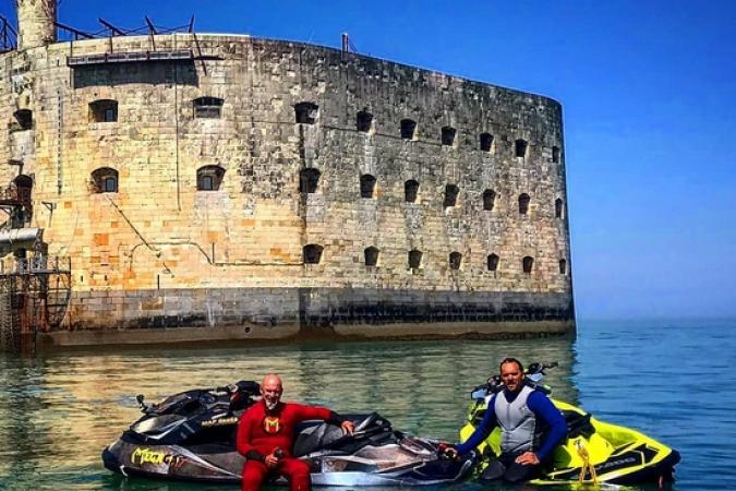 Fort Boyard 2018 - Vincent Lagaf' et son fils lors d'une pause (25/05/2018)