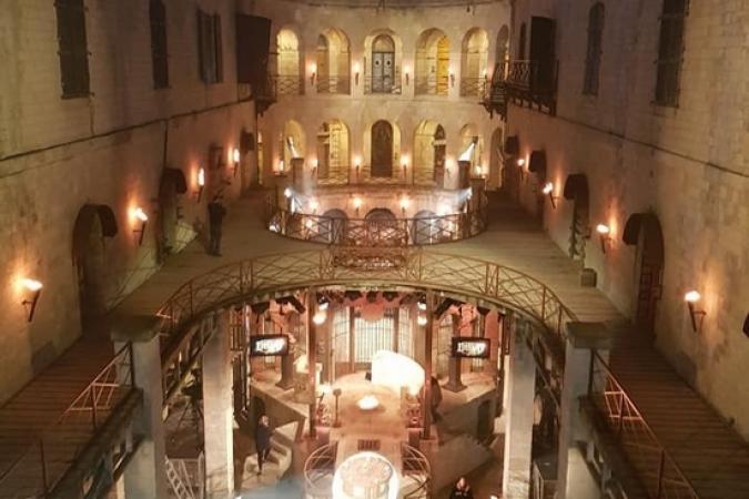 Fort Boyard 2019 - Le fort de nuit, avec le plateau des émissions de 2e partie de soirée devant la Salle du Trésor (06/05/2019)