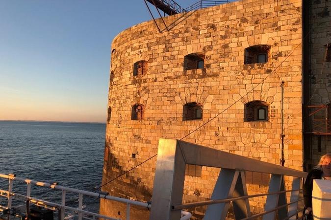 Fort Boyard 2019 - Reflet du coucher de soleil sur la façade du fort (après les tournages)