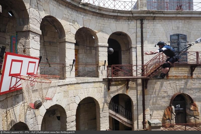 [Spoilers] Présentation > Fort Boyard 2020-09 - Un Petit Bagage d'Amour (05/09/2020) Fort-boyard-2020-officielle-equipe09-21