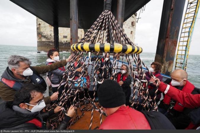 Fort Boyard 2020 - Covid-19 : Protagonistes masqués à l'arrivée sur le Fort