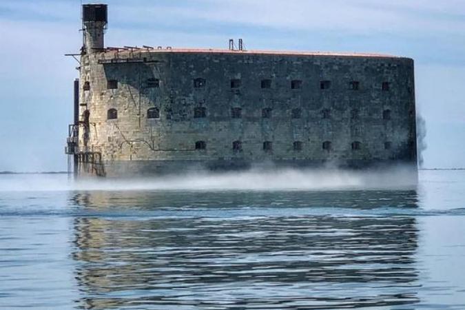 Fort Boyard 2020 - Nettoyage du fort en cours, crééant une fumée de poussière (22/05/2020)