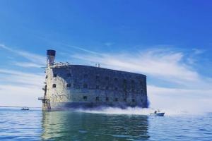 Fort Boyard 2020 - Nettoyage du fort en cours, crééant une fumée de poussière (22/05/2020)