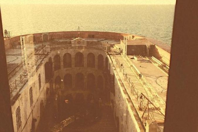 Fort Boyard 2020 - Vue de la cour, le gong va-t-il revenir au 1er étage ? (27/05/2020)