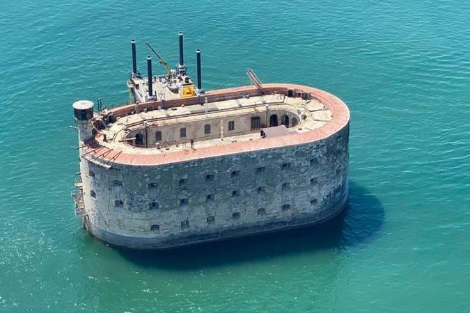 Fort Boyard 2020 - Vue aérienne du fort pendant la période d'installation (01/06/2020)