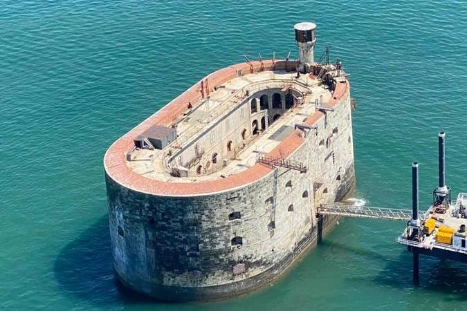 Fort Boyard 2020 - Vue aérienne du fort pendant la période d'installation (01/06/2020)