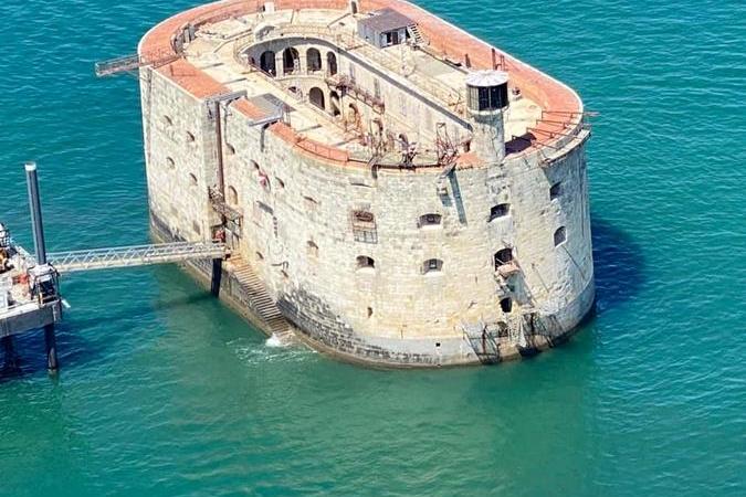 Fort Boyard 2020 - Vue aérienne du fort pendant la période d'installation (01/06/2020)