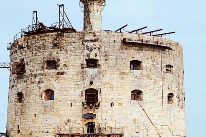 Fort Boyard 2020 - La façade sud, avec les installations des aventures (10/06/2020)