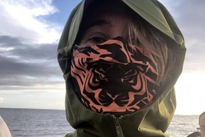 Fort Boyard 2020 - Alexia Laroche-Joubert en visite sur le fort avec un masque boyardesque (11/06/2020)
