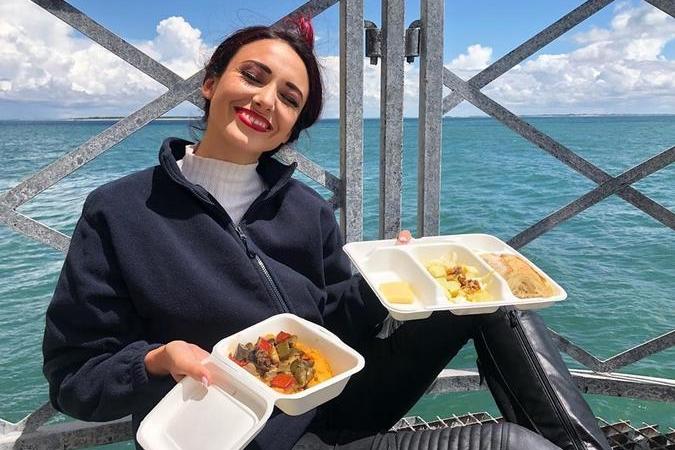 Fort Boyard 2020 - Pause déjeuner pour Delphine Wespiser (17/06/2020)