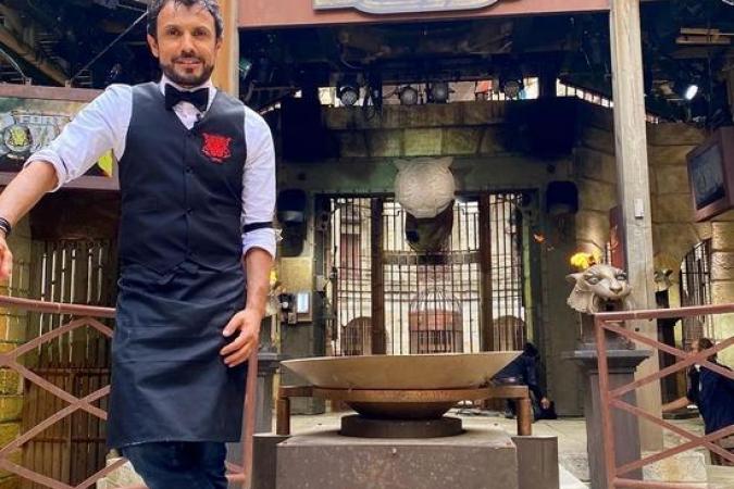 Fort Boyard 2020 - Le chef Willy en tenue de barman (11/07/2020)