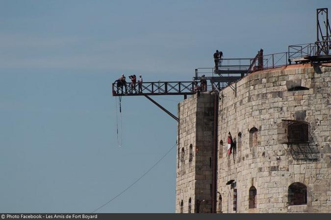 Fort Boyard 2020 - Tournage du Saut de l'ange avec Maria Bodin, vue depuis un bateau (24/06/2020)