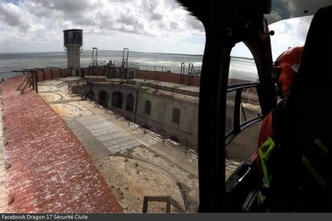 Fort Boyard 2020 - L'hélicoptère de la Sécurité Civile sur le fort (21/08/2020)