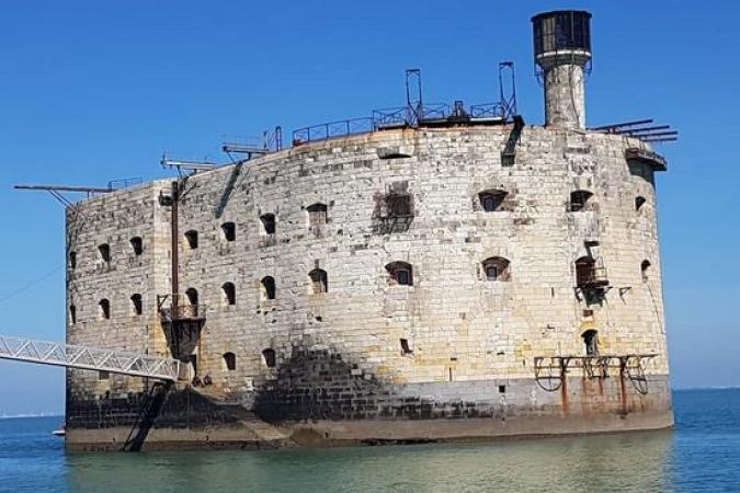 Fort Boyard 2021 - Les premières équipes techniques occupent le fort (30/03/2021)