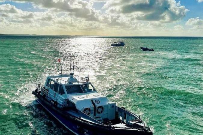 Fort Boyard 2021 - Le bateau Sea Surfer ramène les équipes de tournages (13/05/2021)