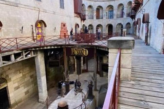 Fort Boyard 2021 - La cour intérieure à la fin d'une journée de tournage (27/05/2021)