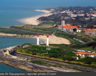 Le sud de l'île, le Fort de la Rade, les deux phares