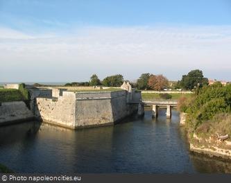 Les douves du Fort de la Rade