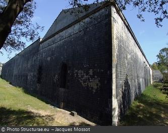 Les murs extérieurs du Fort des Saumonards