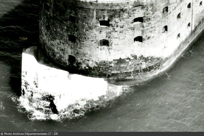 Le brise-lames de Fort Boyard à l'abandon vers 1950-1960