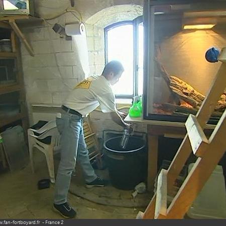 Coulisses des tournages de Fort Boyard - Animalerie en cellule 215A (2004)