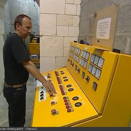 Coulisses des tournages de Fort Boyard - Locaux électriques et lumières en cellule 002 (2004)