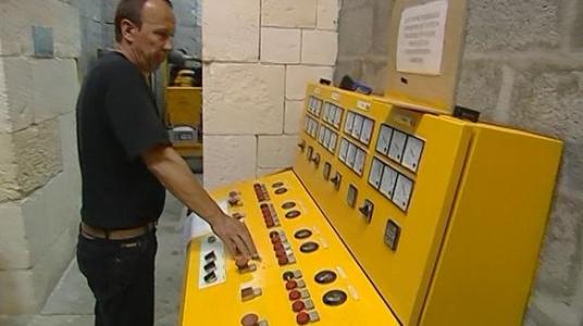 Cellules-coulisses de Fort Boyard - Locaux électriques et lumières en cellule 002 (2004)