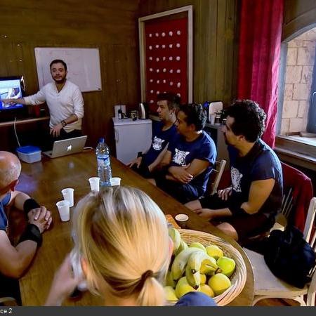 Coulisses des tournages de Fort Boyard - Habillage, maquillage et coiffure des candidats en cellule 116 (2018)