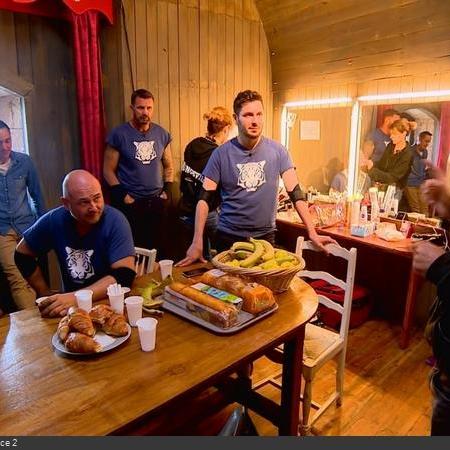 Coulisses des tournages de Fort Boyard - Habillage, maquillage et coiffure des candidats en cellule 116 (2018)