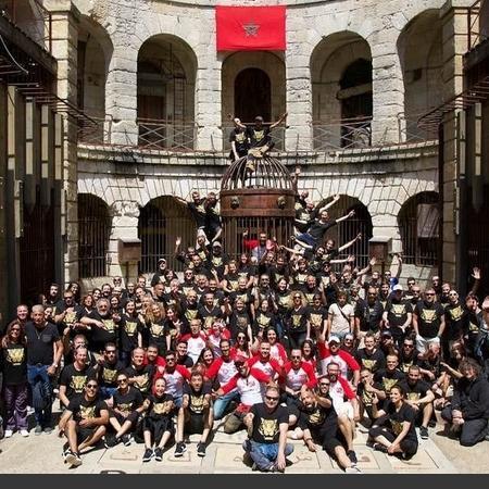 Coulisses des tournages de Fort Boyard - Echanges de maillots entre la production France (noir) et la production Maroc (rouge/blanc) (Maroc 2019)