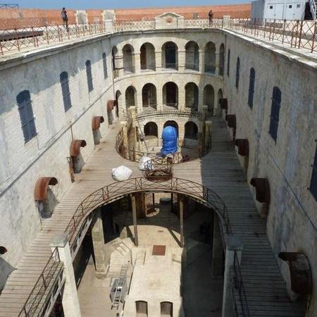 Coulisses des tournages de Fort Boyard - Le démontage des décors extérieurs est en cours (2014)