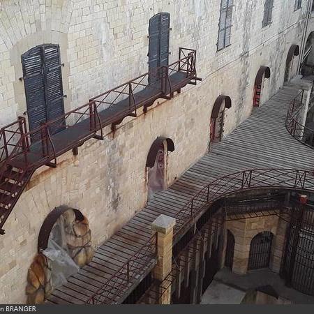 Coulisses des tournages de Fort Boyard - Les portes des cellules sont bâchées et les clepsydres retirées (2019)